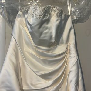 Never worn Ivory David’s Bridal classic wedding dress.